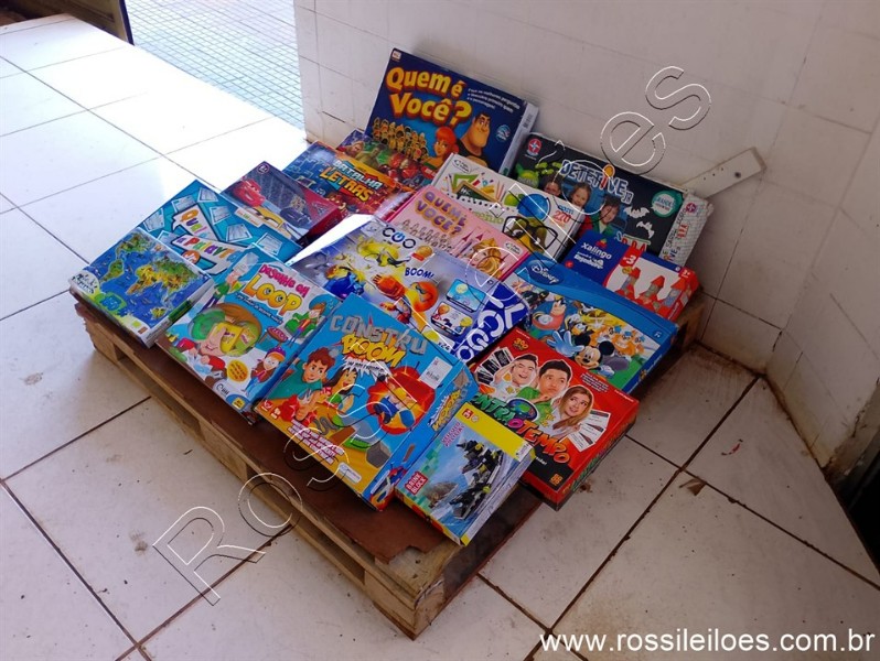 Lote contendo 16 Brinquedos, diversas marcas e modelos conforme fotos