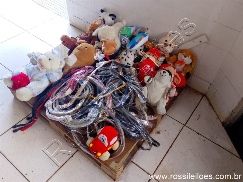Lote contendo 70 Brinquedos e outros itens conforme fotos