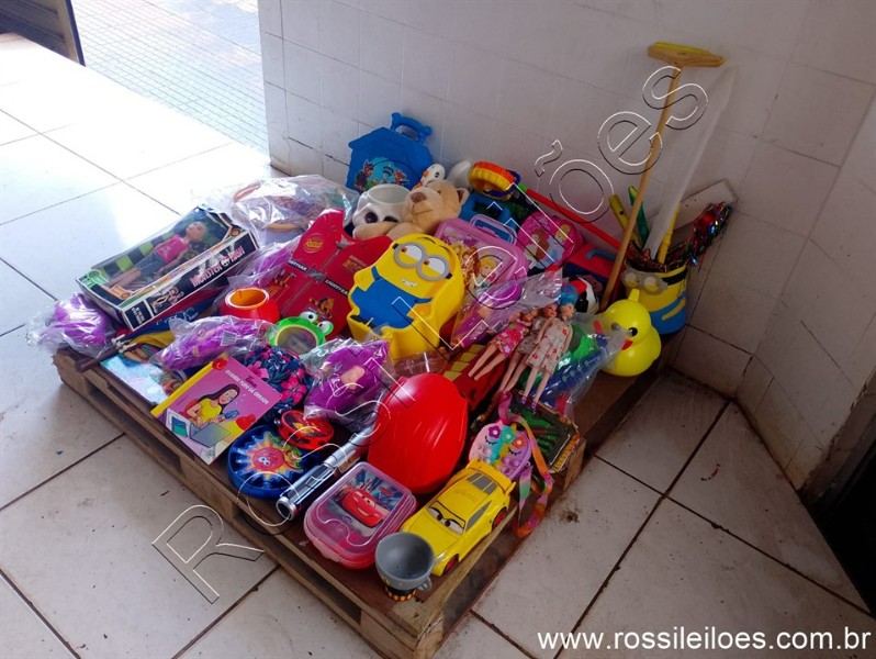 Lote contendo 60 Brinquedos, diversas marcas e modelos conforme fotos