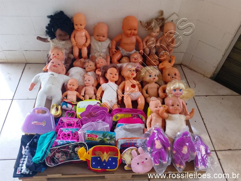 Lote contendo 55 Brinquedos, diversas marcas e modelos conforme fotos