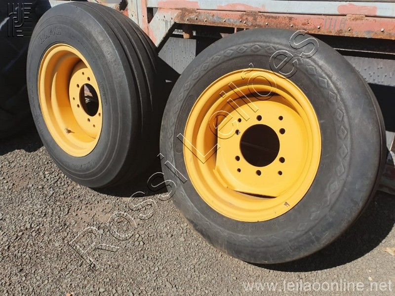 Par de pneus traseiros da colheitadeira JD 1175, completo com aros, camara e…