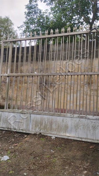 Portão em alumínio, sendo 2 folhas de 3.9 mts de comprimento x 2.3 mts altura