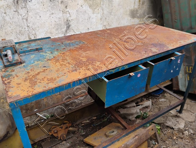 Mesa em aço carbono dimensões 1.7 mts x 0,80 mts com 2 gavetas