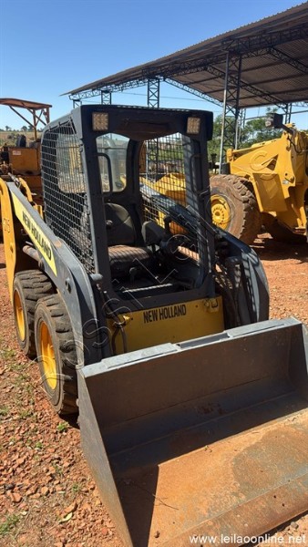 Minicarregadeira New Holland MOD.215 Ano 2012