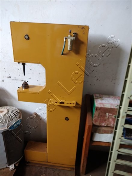 Maquina de rebitar freio