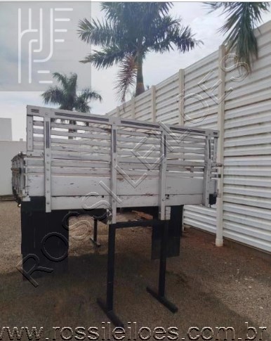 Carroceria de madeira com assoalho reforçada com chapa - L 2,50 x C 3,00 X A 1,20
