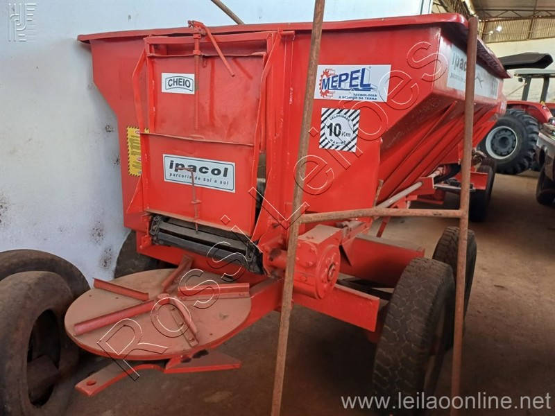 Distribuidor de calcário IPACOL 5.500 kg esteira simples aproximadamente 58 cm rodado tanden, cor vermelho