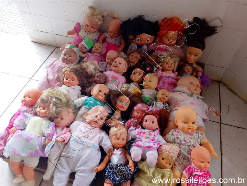 Lote contendo 37 Brinquedos, diversas marcas e modelos conforme fotos. (L60). Itens devidamente ENCAIXOTADOS para retirada ou eventual envio.