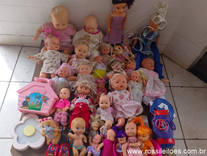 Lote contendo 38 Brinquedos, diversas marcas e modelos conforme fotos. (L59). Itens devidamente ENCAIXOTADOS para retirada ou eventual envio.