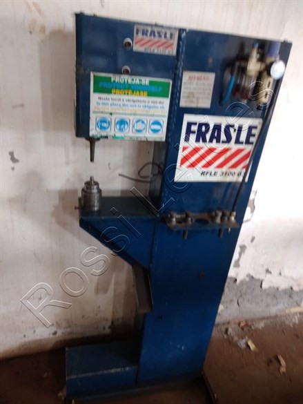 Maquina de rebitar freio