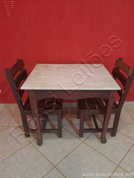 Mesa em imbuia com tampo de mármore. Medidas 75 x 90. Acompanha duas cadeiras em Imbuia